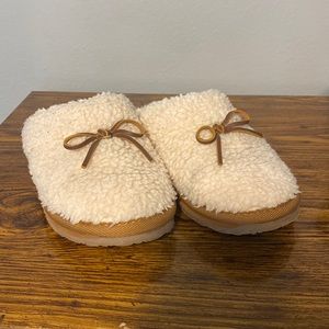 Minnetonka Slippers
